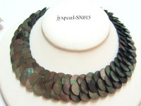 Button-shaped Gray Shell Pieces Necklace