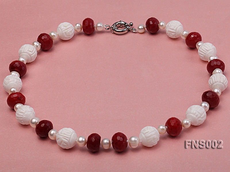 7x9mm white round freshwater pearl with red gemstone and natural tridaonidae necklace