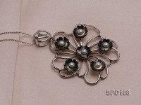 50x50mm Flower-shaped Shell and Freshwater Pearl Pendant