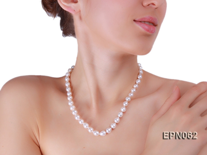 Classic 8-9mm White Rice-shaped Cultured Freshwater Pearl Necklace