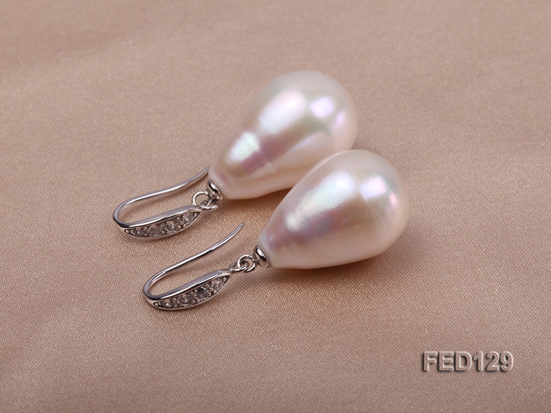 13.6x20mm White Drop-shaped Freshwater Pearl Earring