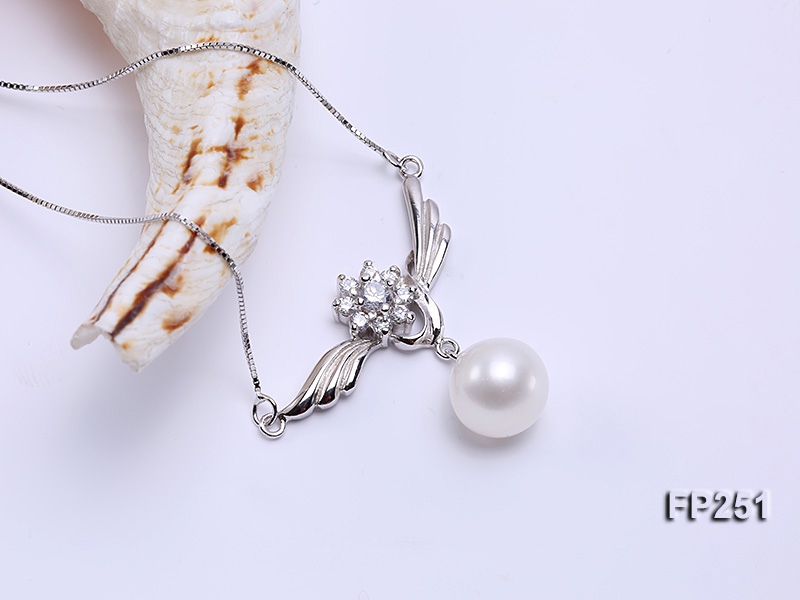 11×11.5mm Classic White Round Freshwater Pearl Pendant with a Delicate Silver Chain