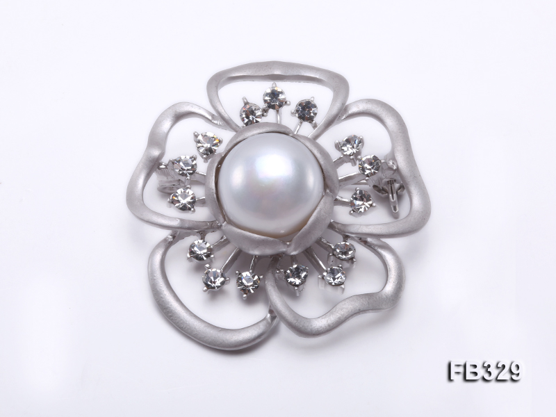 Flower-style 14mm White Freshwater Pearl Brooch