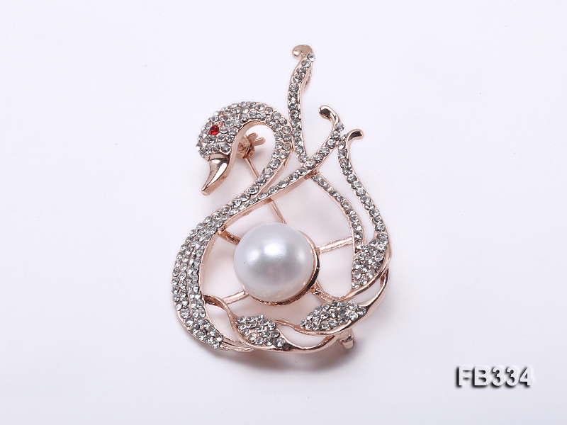 Swan-style 12mm White Freshwater Pearl Brooch