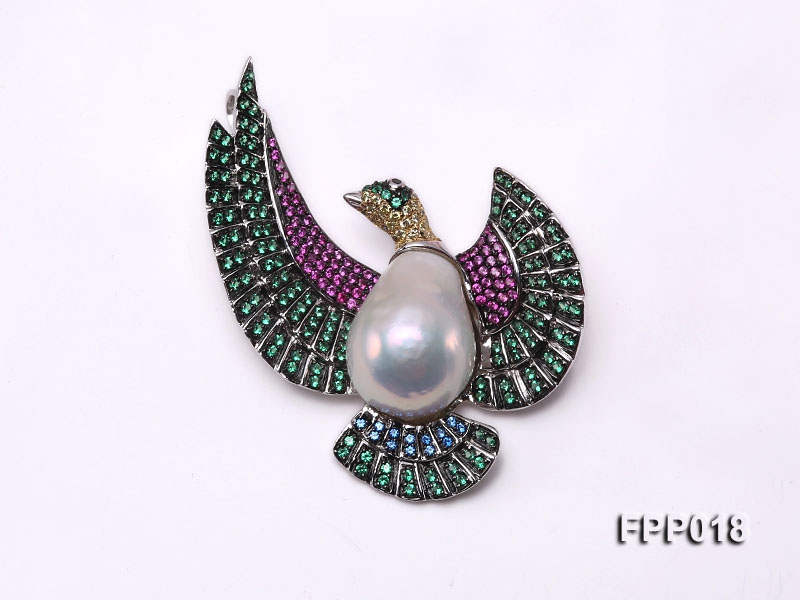 Fine Flying-bird-style White Baroque Pearl Pendant