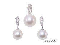 Splendid Set of 12.5-16mm White South Sea Pearl Pendant & Earrings in 18k Gold
