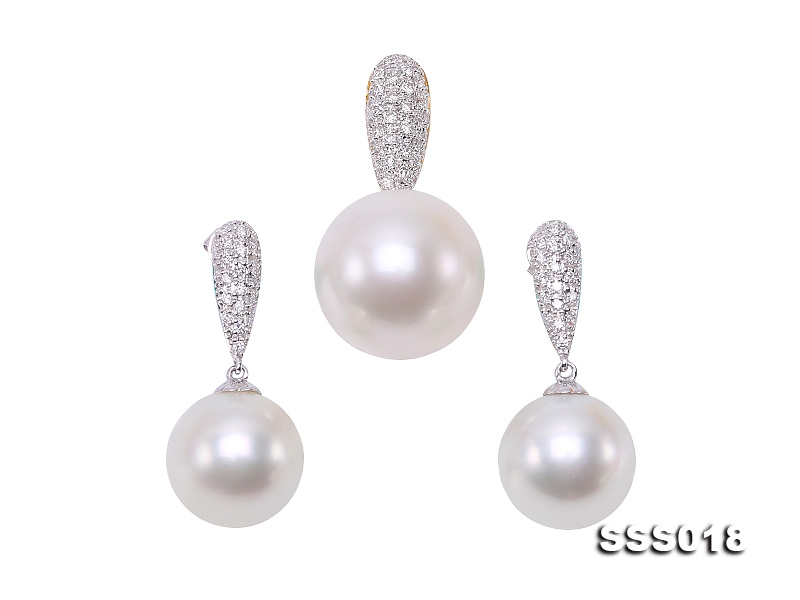 Splendid Set of 12.5-16mm White South Sea Pearl Pendant & Earrings in 18k Gold