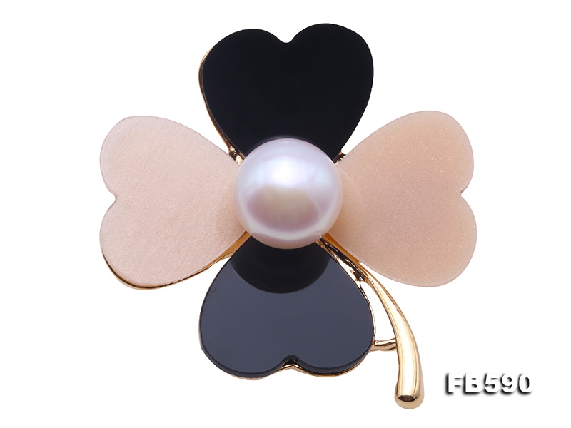 Beautiful 10mm White Pearl Flower Brooch