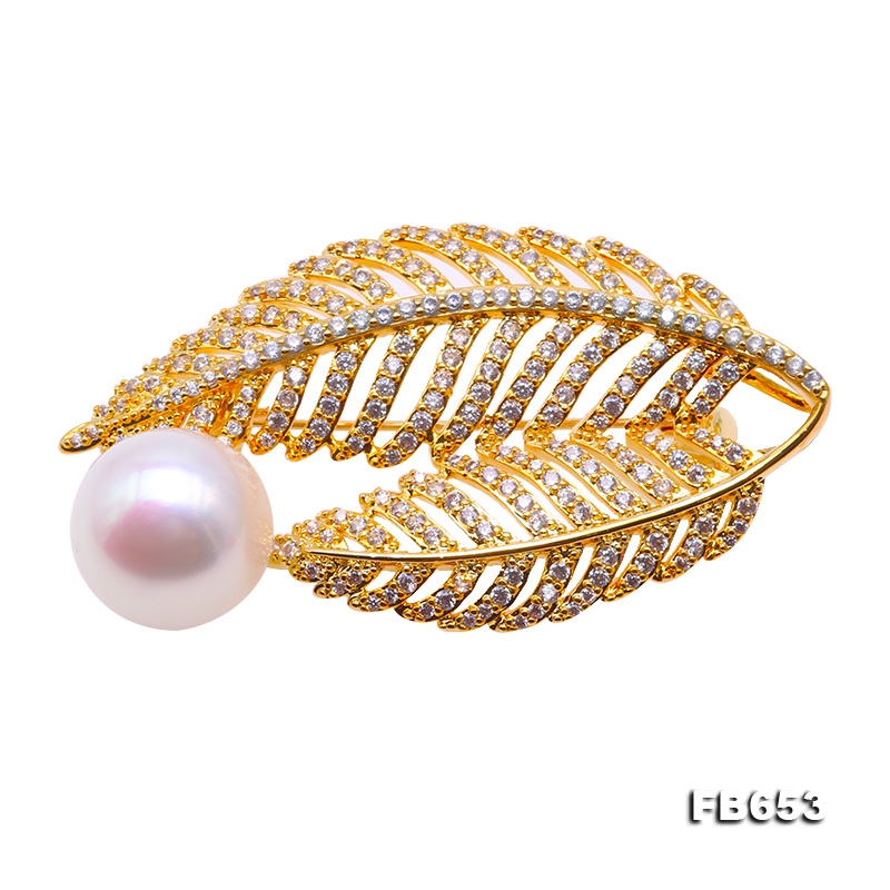 Exquisite Leaf-shape 13mm Freshwater Pearl Brooch
