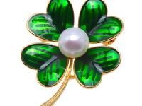 Beautiful 10mm White Pearl Clover Design Brooch