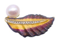 Exquisite Leaf-shape 13mm Freshwater Pearl Brooch